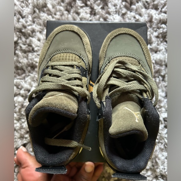 2 pair of 11.5C Jordans ..Black and white 11s , all green 4s - Picture 7 of 9